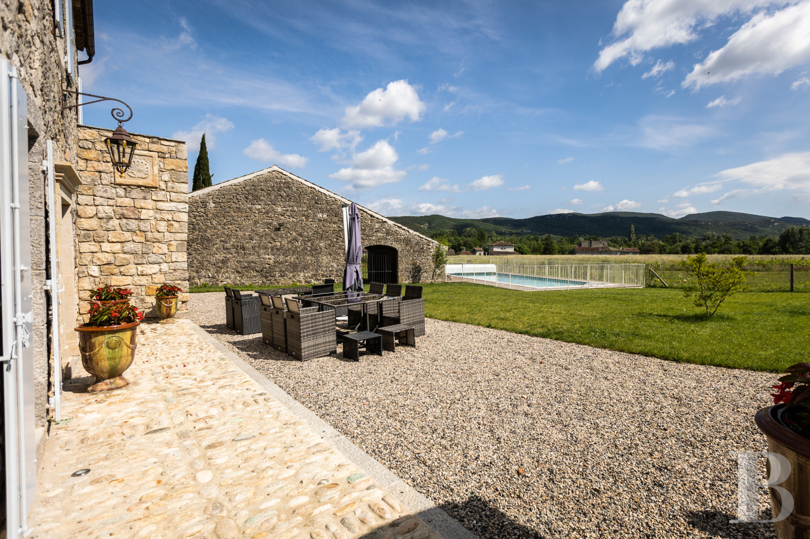 En Ardèche, à Saint-Alban-Auriolles, une ancienne ferme du 17e siècle à l’ombre d’un château - photo  n°22